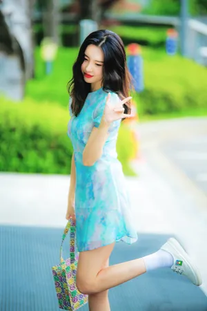 李宣美蓝裙性感街拍照图片