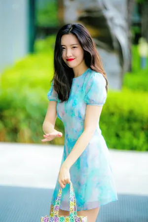 李宣美蓝裙性感街拍照图片