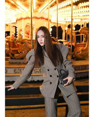 郑秀妍条纹西装性感迷人写真第1张