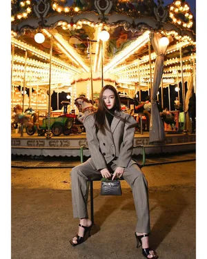 郑秀妍条纹西装性感迷人写真_3