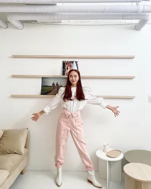 郑秀妍花边衬衫清新养眼写真第1张
