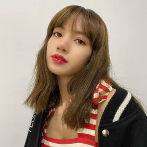 Lisa红白吊带秀香肩性感写真第1张