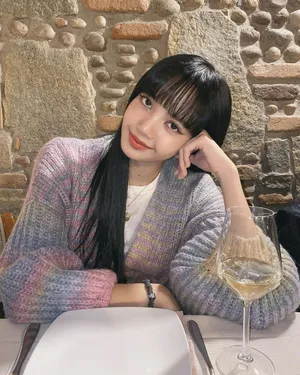 Lisa红白吊带秀香肩性感写真_4