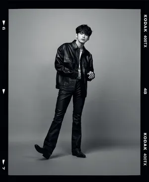 邕圣祐VogueKorea四月刊封面写真_2