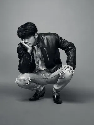邕圣祐VogueKorea四月刊封面写真_5