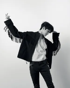 邕圣祐VogueKorea四月刊封面写真_6