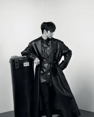 邕圣祐VogueKorea四月刊封面写真_7