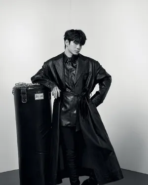 邕圣祐VogueKorea四月刊封面写真_9