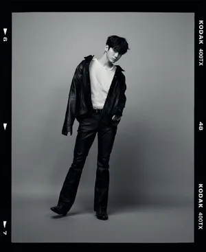 邕圣祐VogueKorea四月刊封面写真_11