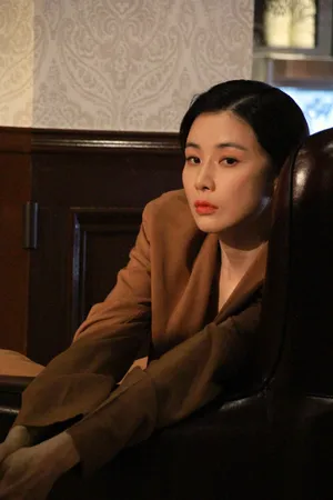李宝英CosmopolitanKorea四月刊拍摄花絮照图片_5