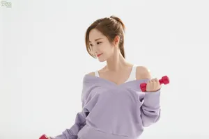 朴敏英露肩运动装性感写真图片_4