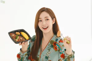 朴敏英深V碎花裙广告图片_1