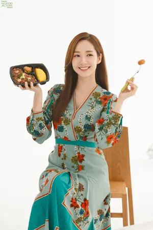 朴敏英深V碎花裙广告图片_2