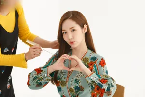 朴敏英深V碎花裙广告图片_3