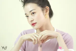 申度贤广告花絮照甜美图片_5