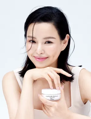 李荷妮allureKorea性感杂志写真_2