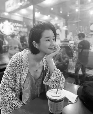 徐睿知黑白系列生活照图片_7