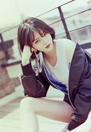 韩素希清爽短发性感写真图片_4