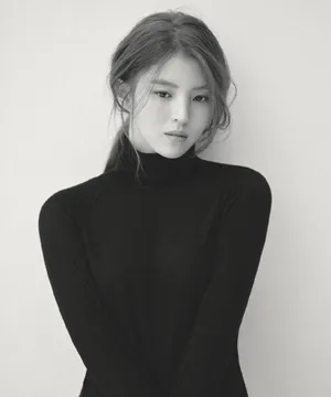 韩素希黑白质感时尚写真图片_3