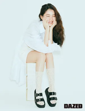 韩素希DAZED5月刊封面写真图片