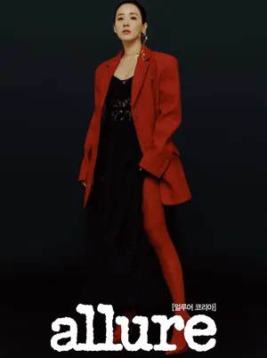 韩国美女明星DARA性感杂志写真