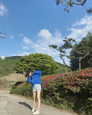 泫雅蓝色卫衣迷人生活照