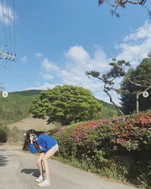 泫雅蓝色卫衣迷人生活照