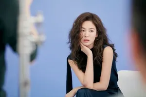 宋慧乔蓬松卷发甜美花絮照