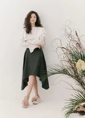 宋慧乔蓬松卷发甜美花絮照_4