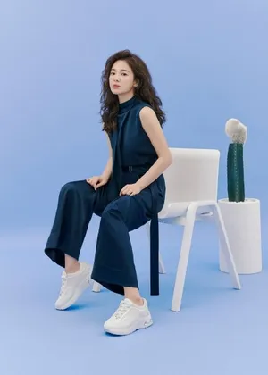 宋慧乔蓬松卷发甜美花絮照_6