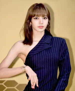 Lisa露肩西装性感写真图片