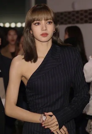 Lisa露肩西装性感写真图片_7
