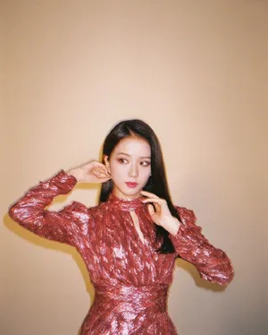 金智秀玫瑰亮片礼服写真图片_2