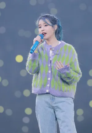 IU李知恩温柔少女感写真图片