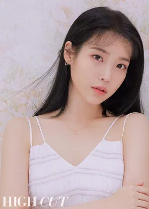 IU李知恩粉嫩梅花妆写真图片