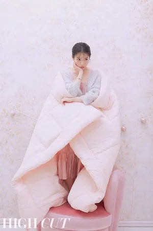 IU李知恩粉嫩梅花妆写真图片