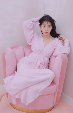 IU李知恩粉嫩梅花妆写真图片_4