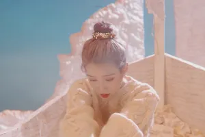 IU李知恩粉色系甜美写真图片_7