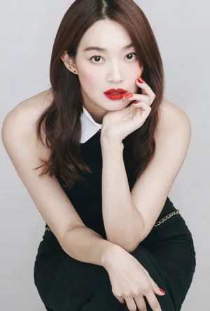 申敏儿性感红唇写真大片