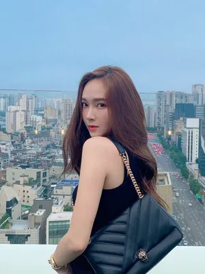 郑秀妍职场范性感写真图片