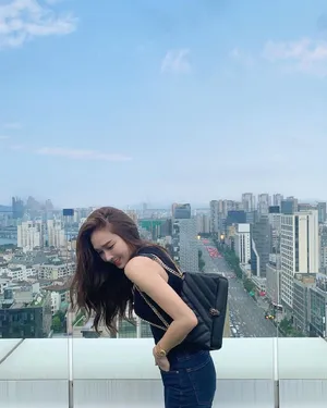 郑秀妍职场范性感写真图片_1