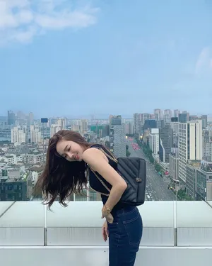 郑秀妍职场范性感写真图片_2