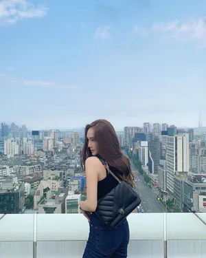 郑秀妍职场范性感写真图片_3