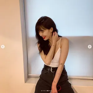 泫雅白色紧身吊带深V性感图片_3