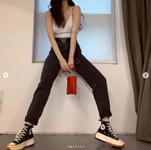 泫雅白色紧身吊带深V性感图片_6