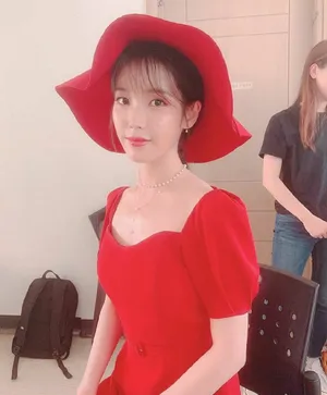 IU李知恩复古方领红裙写真图片_3