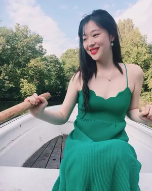 雪莉红唇吊带性感生活照图片_1
