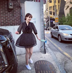 泫雅街头风时尚甜美图片