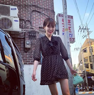 泫雅街头风时尚甜美图片_4