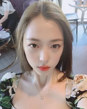 雪莉低胸裙大胆自拍照图片_5